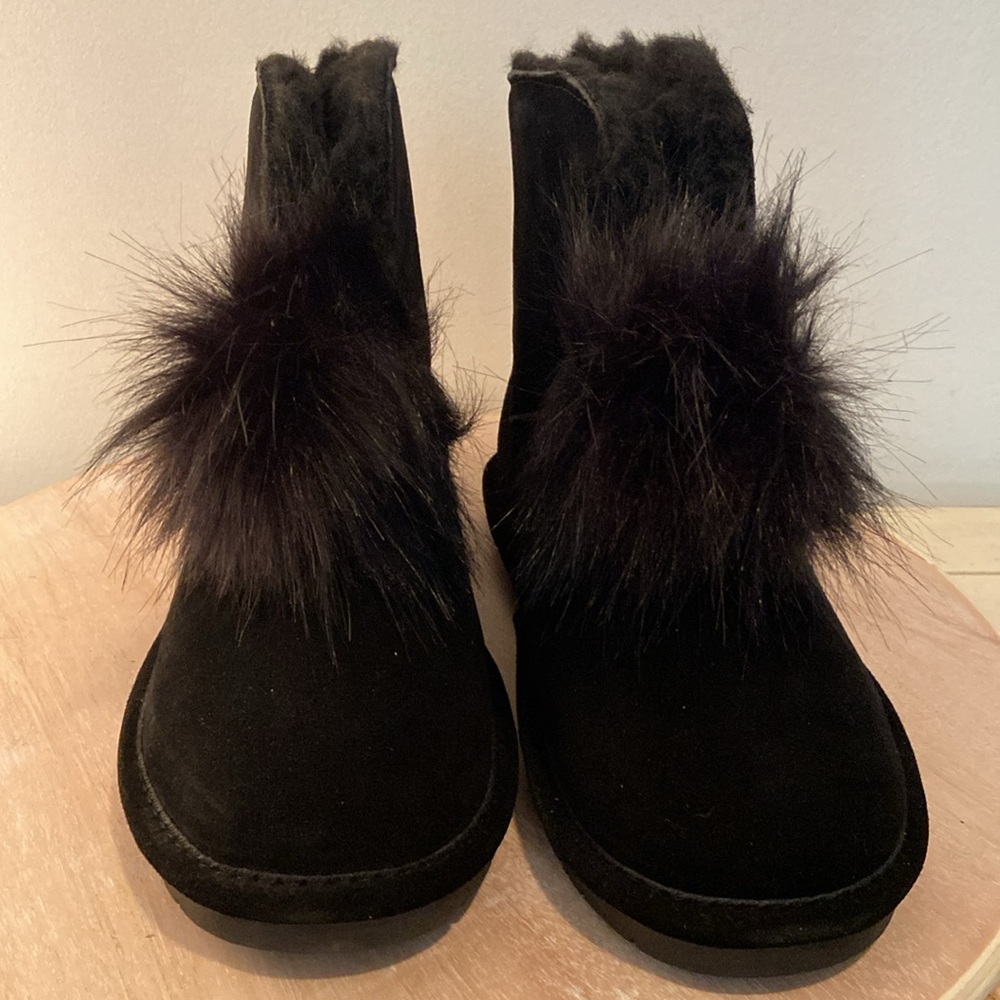 BearPaw Women’s Pull On Suede Pom Pom Sheepskin Boots Black Size 9M New - Picture 2 of 16